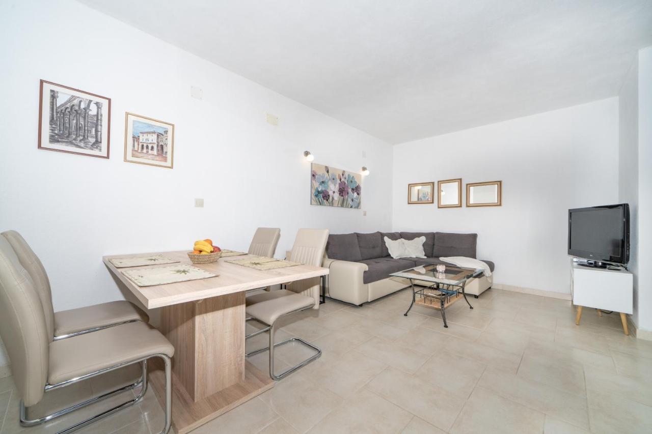 Apartments Siesta ซูมาร์ติน ภายนอก รูปภาพ